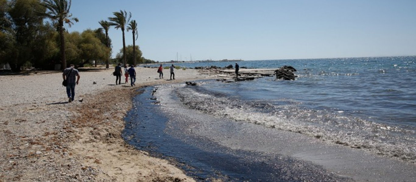 Μεγάλη οικολογική καταστροφή: Η πετρελαιοκηλίδα έφτασε μέχρι το Ελληνικό και τον Άλιμο (φωτό)